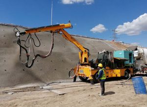 中交一公局混凝土濕噴臺(tái)車施工現(xiàn)場（2）